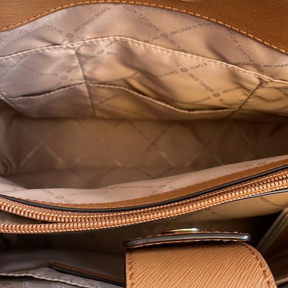 Michael Kors tote - Picture 2 of 3